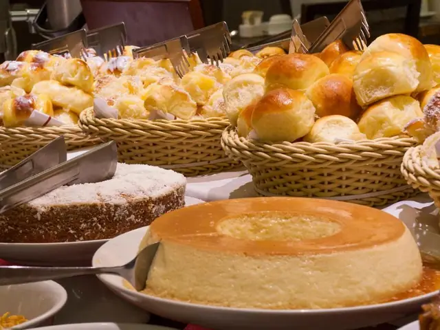 Pães, bolos e pudins do café da manhã buffet do Hotel Atlântico Travel Copacabana