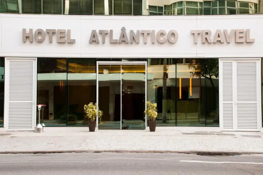 Fachada do Hotel Atlântico Travel Copacabana na Rua Barata Ribeiro, Rio de Janeiro