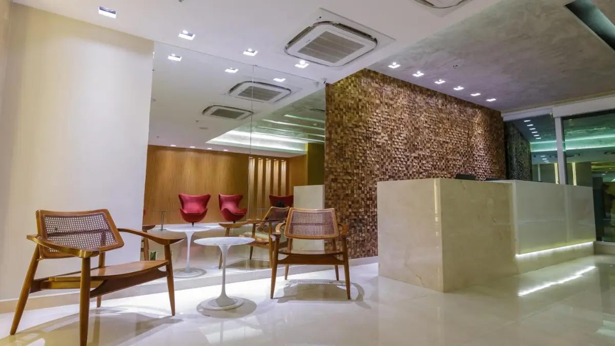 Recepção do Hotel Atlântico Travel Copacabana, com atendimento 24 horas